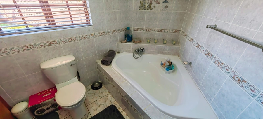 6 Bedroom Property for Sale in Mooivallei Park North West